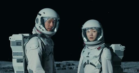 Bae Doona (right) and Gong Yoo (left) in 'The Silent Sea)