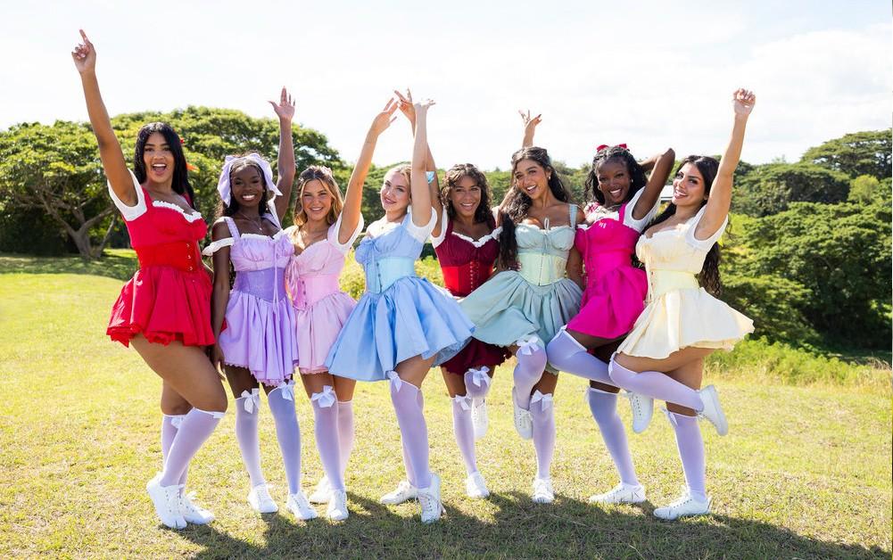 Andreina from love island towering over other cast members