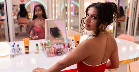 Huda doing her makeup on 'Love Island' Season 7.