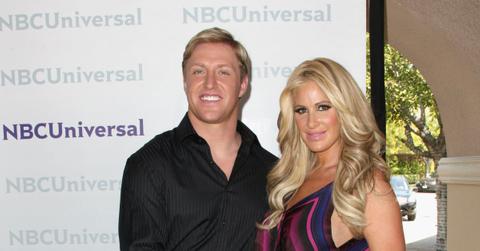 (l-r): Kroy Biermann in a black shirt and Kim Zolciak in a pink and blue dress.