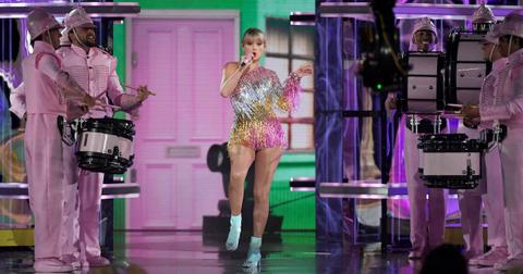 taylor-swift-lover-tour-1560531750461.jpg