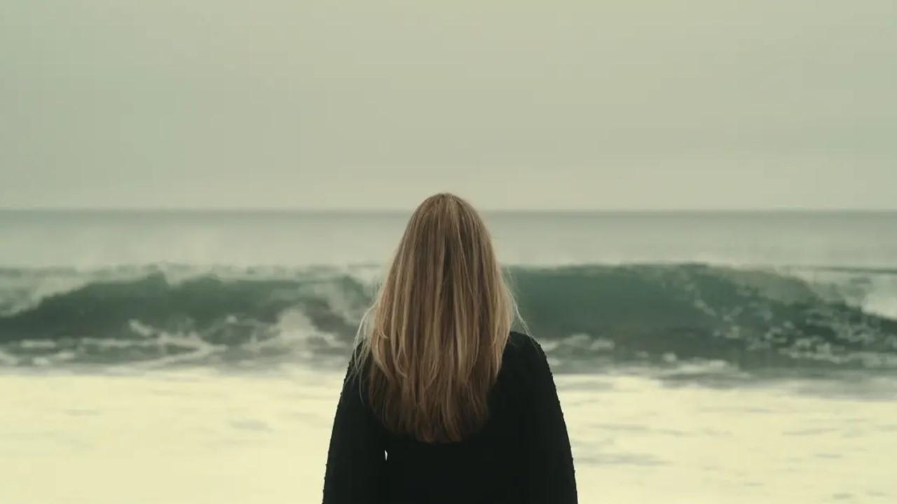 Denise Huskins standing in front of the ocean in 'American Nightmare'