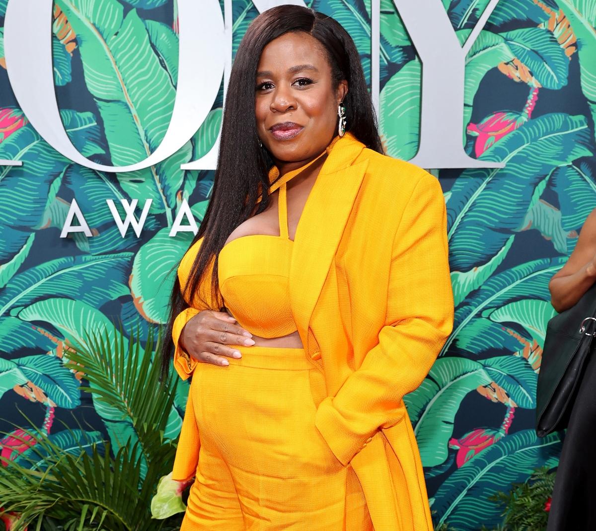 Uzo Aduba montre son ventre arrondi lors de la 76e cérémonie des Tony Awards au United Palace Theatre.