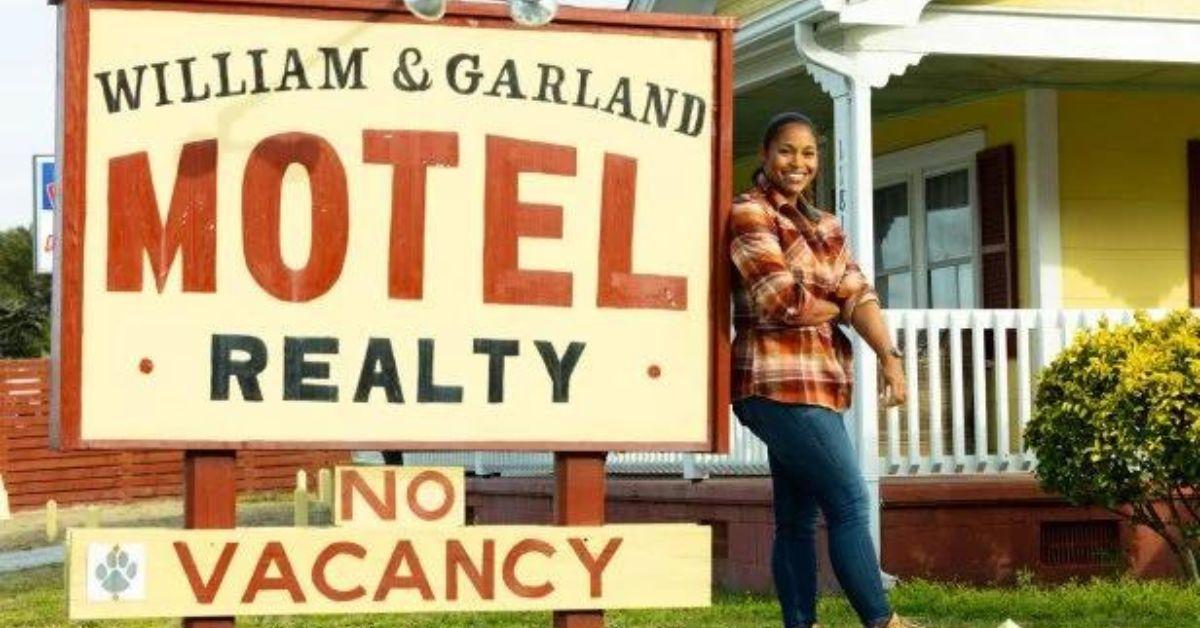 Mika Kleinschmidt poses by the William & Garland Hotel for '100 Day Hotel Challenge'