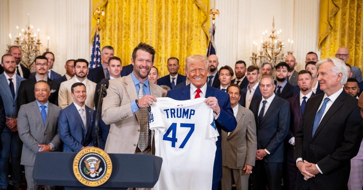 Dodgers pose with President Trump after winning World Series