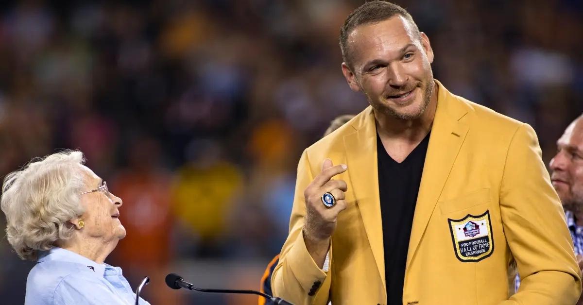 Virginia McCaskey speaks with former Bear linebacker Brian Urlacher at his Hall of Fame induction.