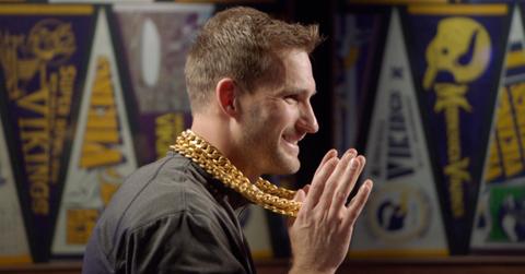 Kirk Cousins shows off his chains in Netflix's 'Quarterback'