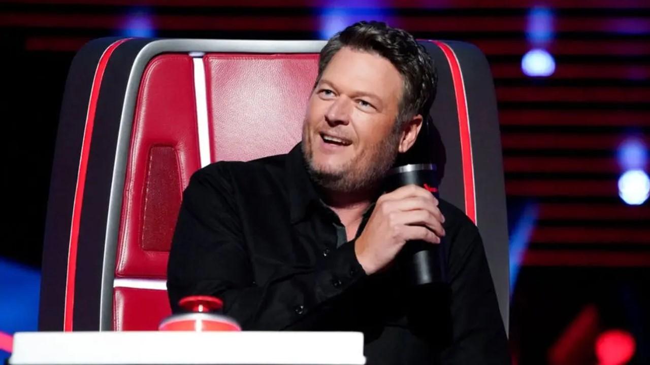 Blake Shelton sitting in his chair on 'The Voice'