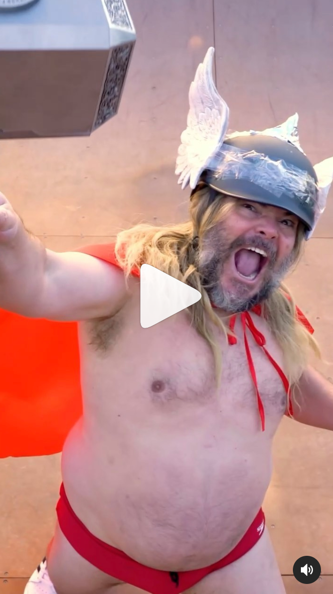 Jack Black diverte em versão de sunga de Capitão América no TikTok