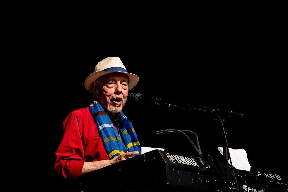 Sergio Mendes performing