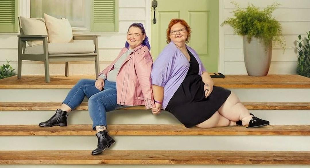 Amy and Tammy Slaton sit together on porch steps