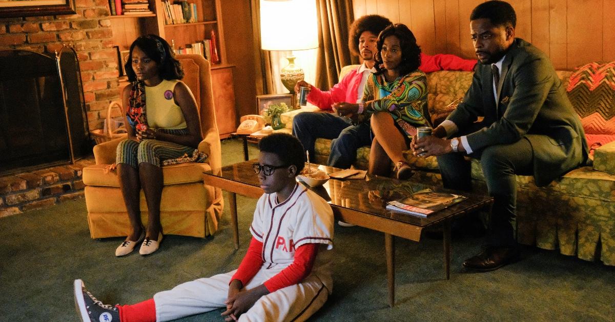 The main characters in 'The Wonder Years' reboot watch TV in their living room.