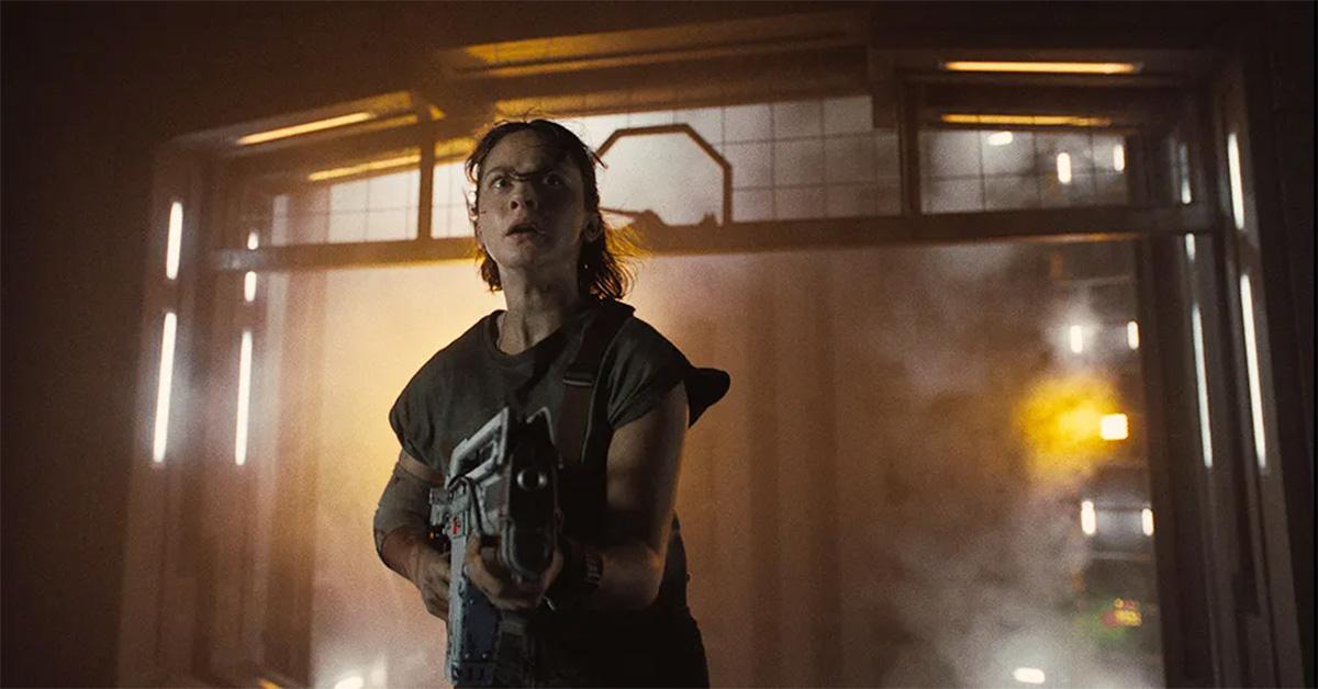 Cailee Spaeny in 'Alien: Romulus' with a gun. 