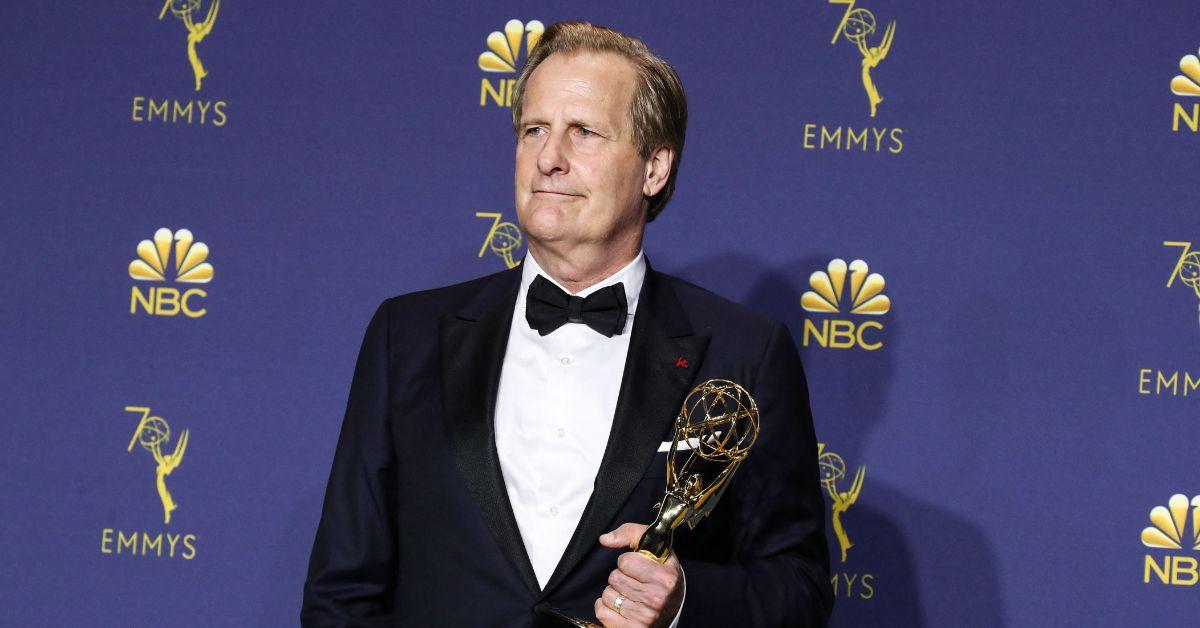 Jeff Daniels holding an Emmy in 2018. 
