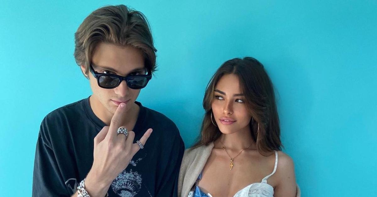 Ryder Beer posant avec sa sœur, Madison Beer, devant un fond bleu.