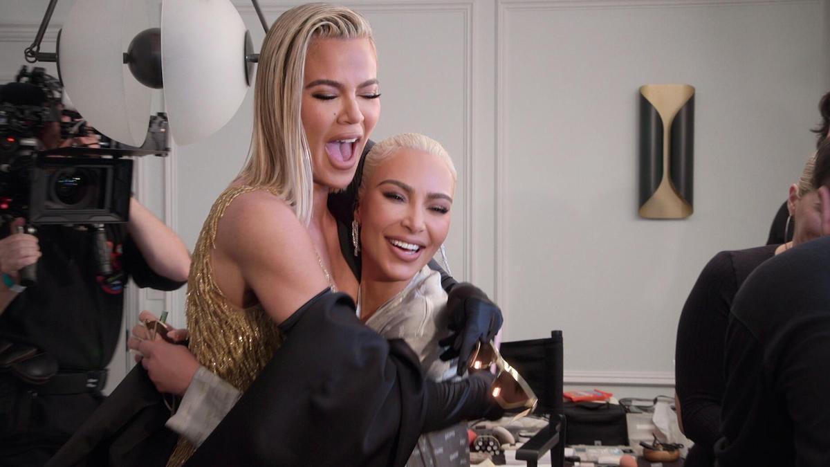 Khloe and Kim Kardashian on 'The Kardashians'