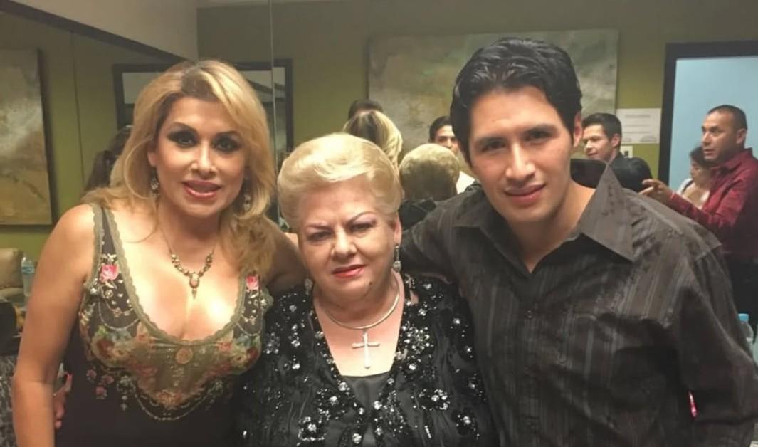 Paquita la del Barrio with her loved ones in an Instagram photo