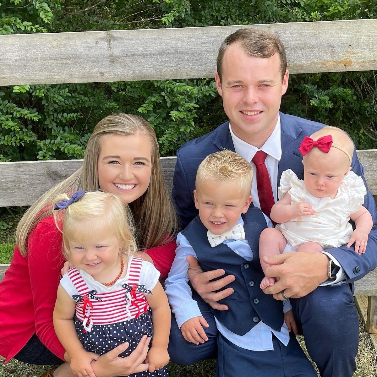 joseph and kendra duggar with three children