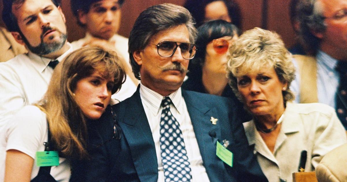 Fred Goldman (au centre), père de Ron Goldman, sa fille Kim (à gauche) et son épouse Patty (à droite) écoutent un témoignage lors d'une audience préliminaire suite aux meurtres de l'ex-femme de Ron et d'OJ Simpson, Nicole Brown Simpson, le 7 juillet 1994. à Los Angeles