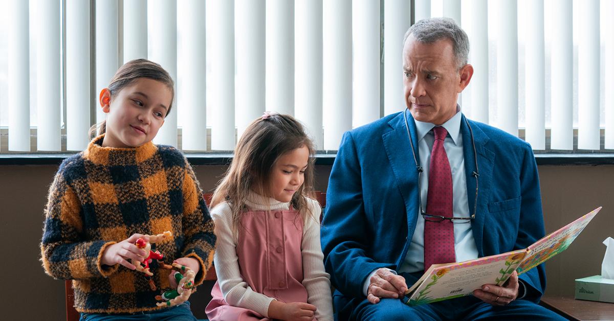 Otto (Tom Hanks) reading to Marisol's kids in 'A Man Called Otto'