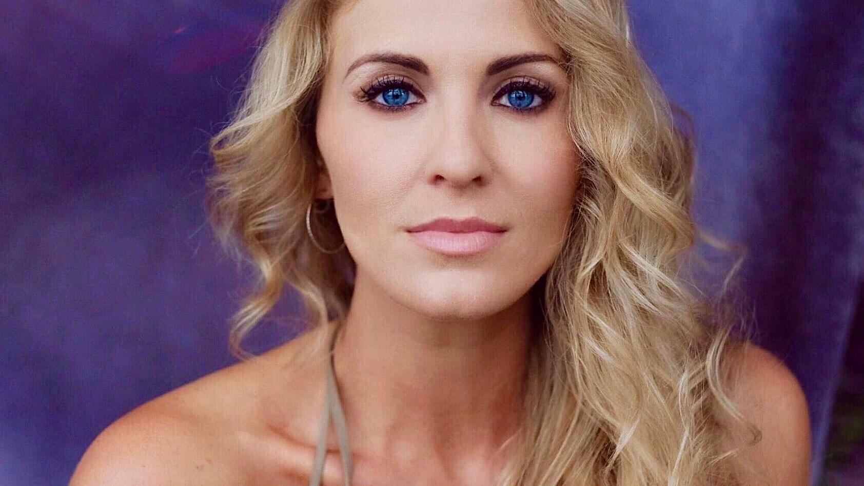 Aerialist Sarah Fenn