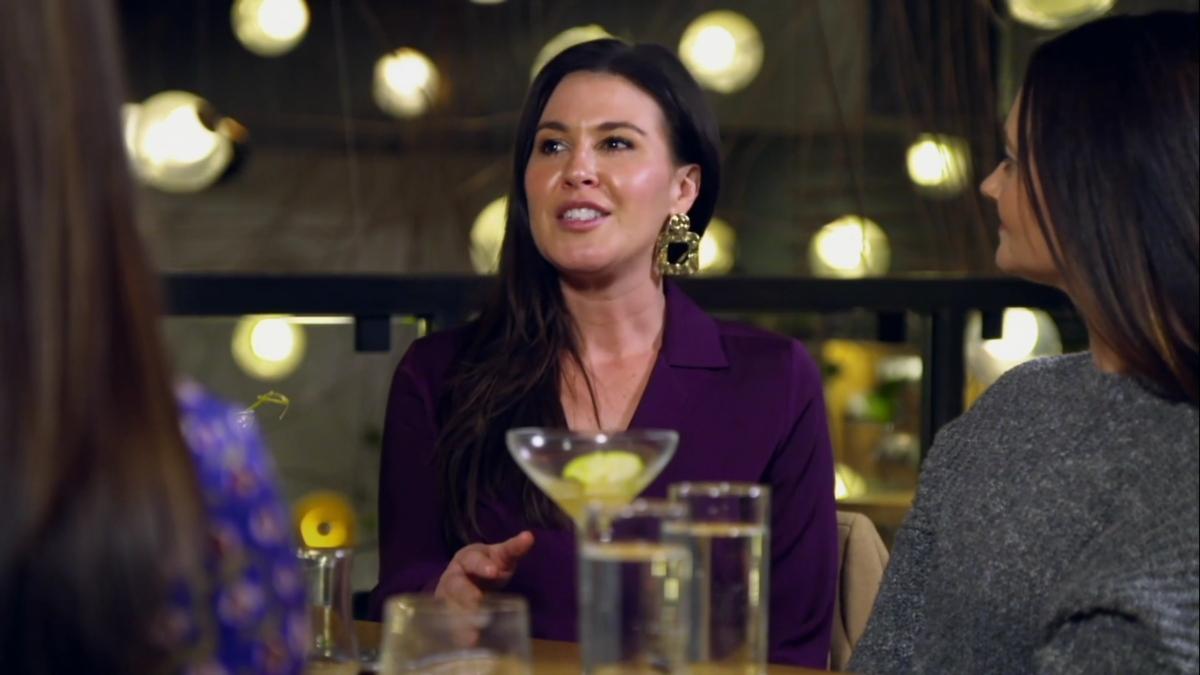 Chloe talks to her friends at a restaurant on MAFS