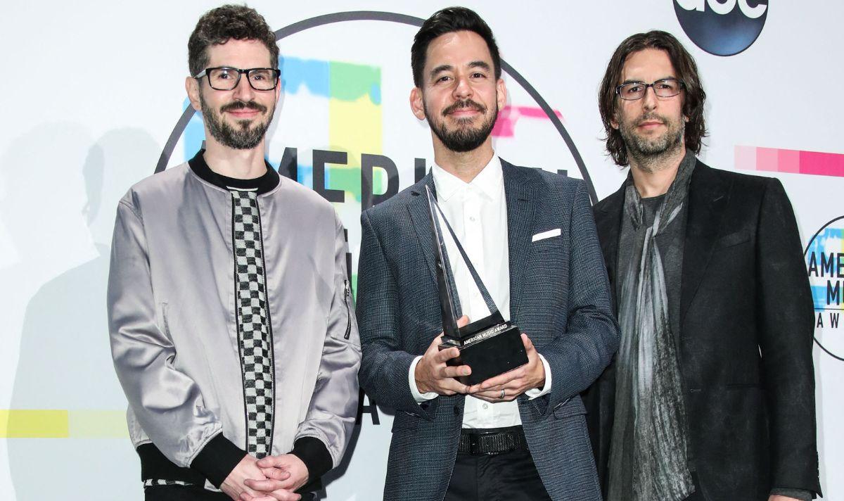 Linkin Park poses with an award at the 2017 American Music Awards