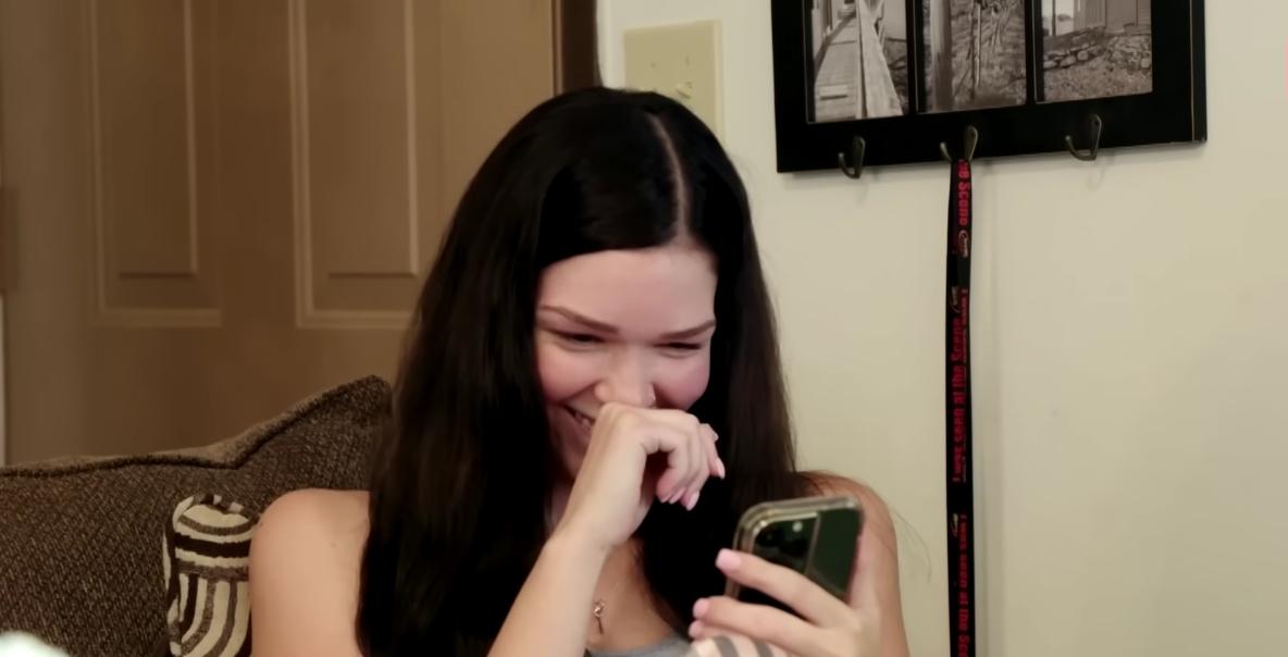 Amanda chats with Razvan on her phone on 90 Day Fiancé: Before the 90 Days