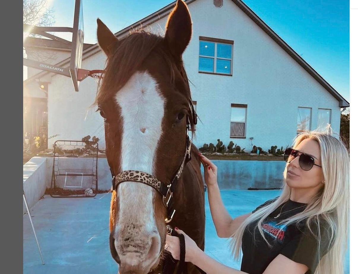 Lizzy Musi and her horse.