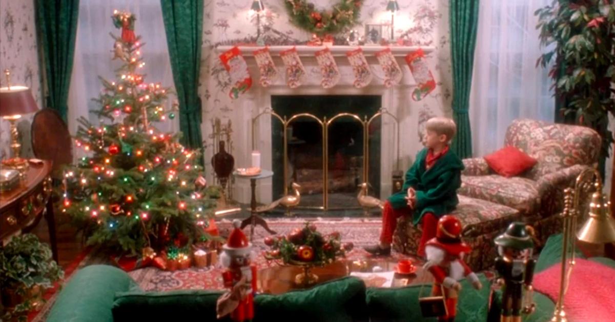 Kevin (Macaulay Culkin) sitting in the living room of his family's home in the Chicago suburbs