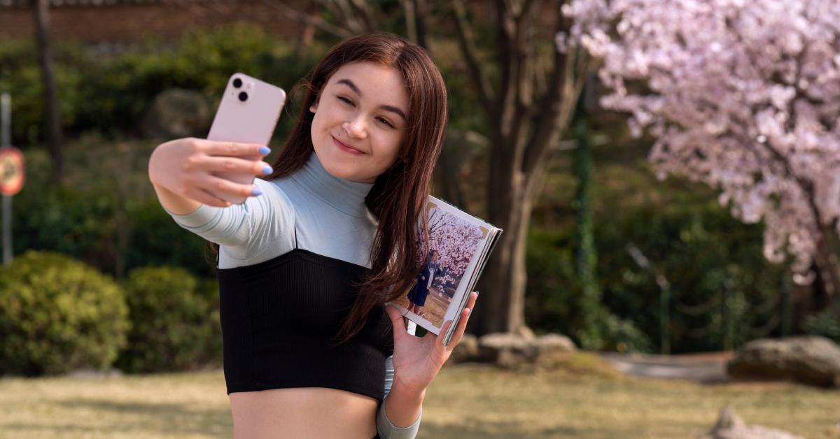 Kitty Song Covey (Anna Cathcart) takes a selfie in Korea.