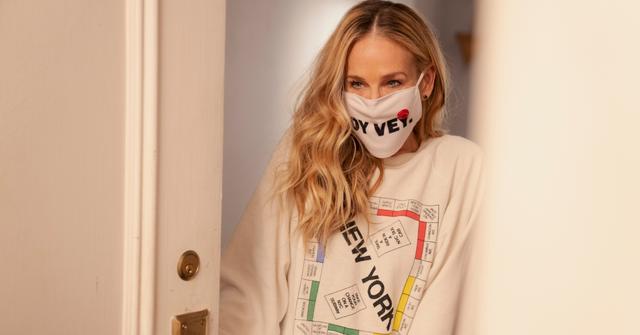 Carrie (Sarah Jessica Parker) wearing a New York Monopoly sweatshirt