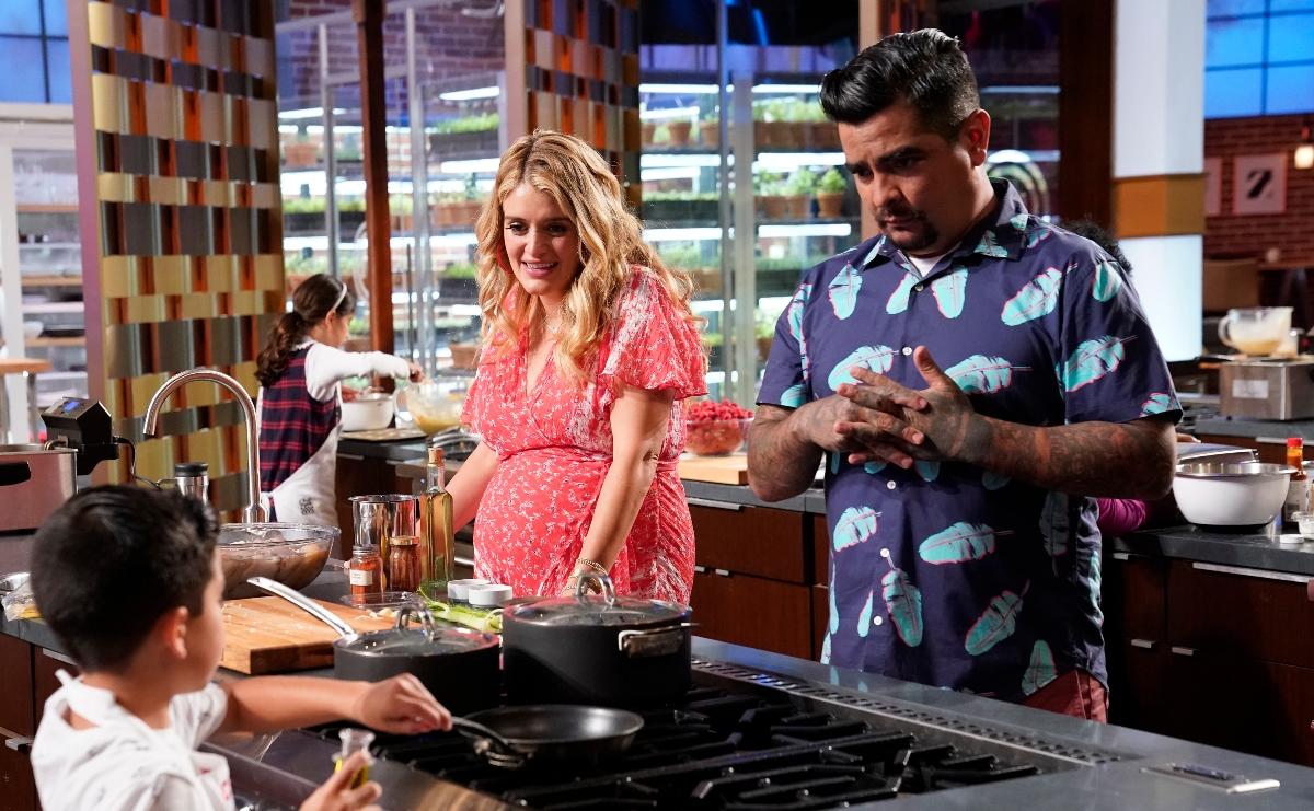 Judges Daphne Oz and Aarón Sánchez speak to a 'Masterchef Junior' contestant