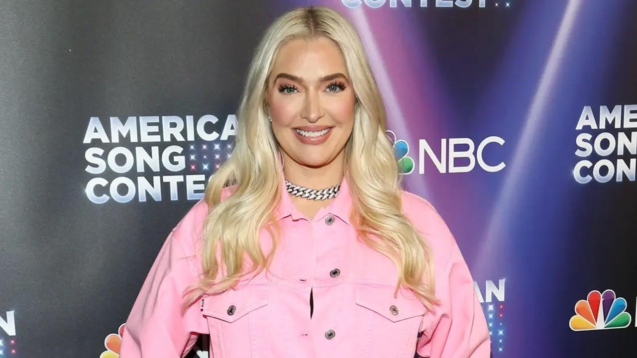 Erika Jayne az NBC-n jár "Amerikai Dalverseny" 3. hét Red Carpet a Universal Studios Hollywoodban 2022. április 4-én