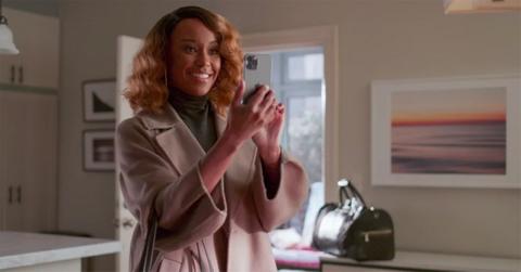 Ari smiling in 'The First Wives Club.'