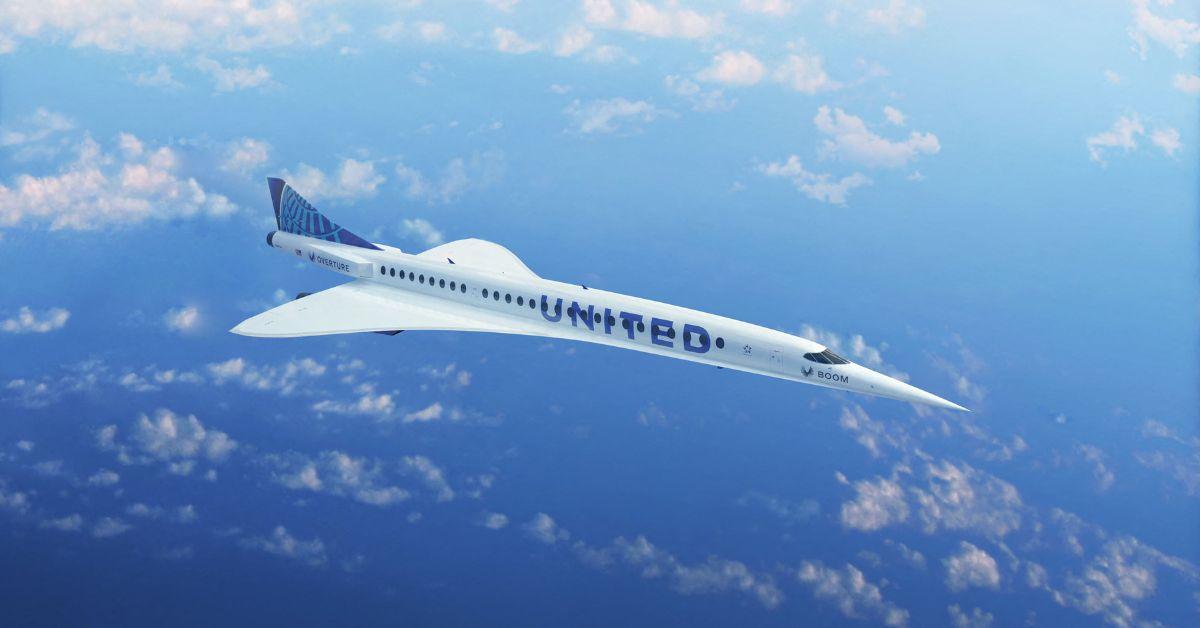 A United Skyliner flying through the sky in 2021.