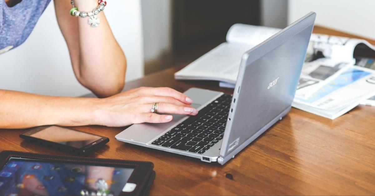 A woman has trouble with her browser on a lap top.