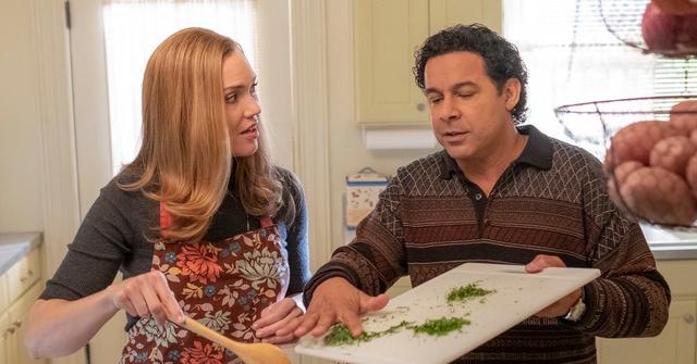 Mandy Moore and Jon Huertas as Rebecca and Miguel in 'This Is Us.'