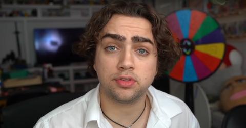 Twitch streamer Mizkif talking viewers during livestream.