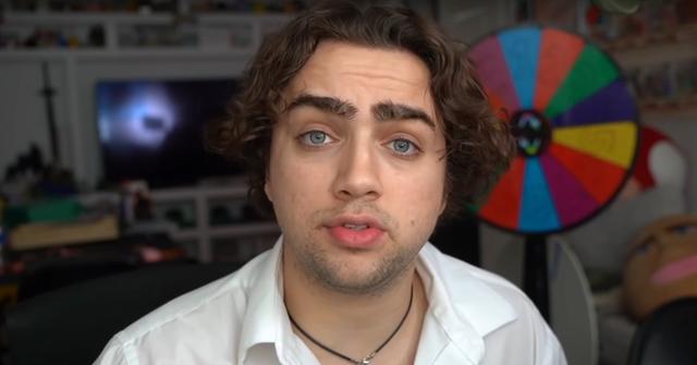 Twitch streamer Mizkif talking viewers during livestream.