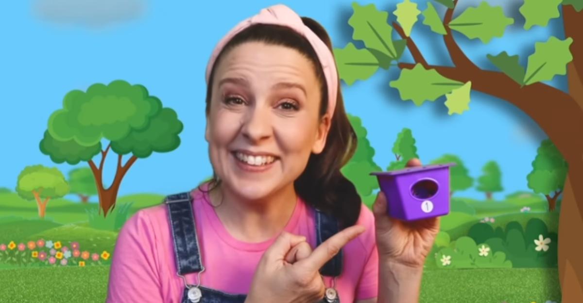 Ms. Rachel teaches toddlers to talk in a YouTube video.