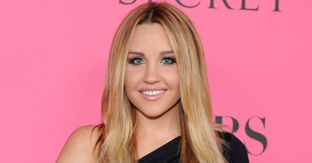 Amanda Bynes posing for a press photo