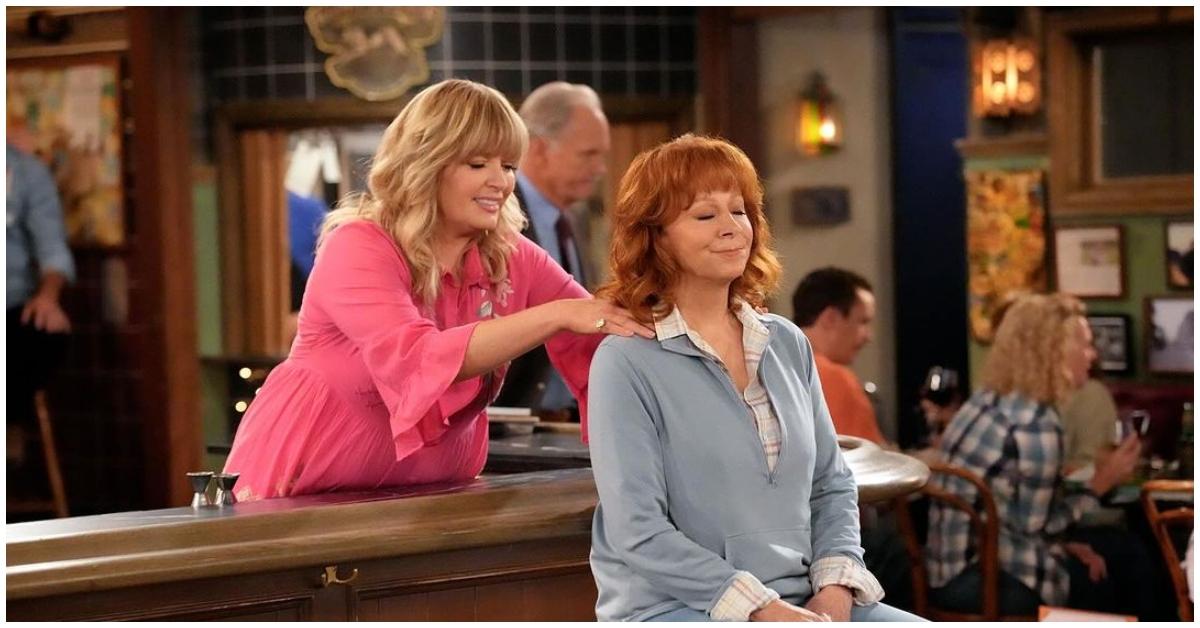 (l-r): Melissa Peterman and Reba McEntire on 'Happy's Place.'