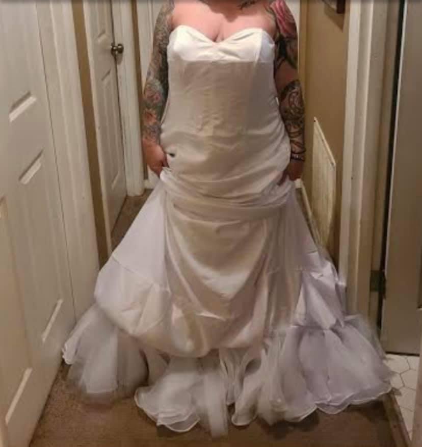 5-wedding-dress-1605277038308.jpg