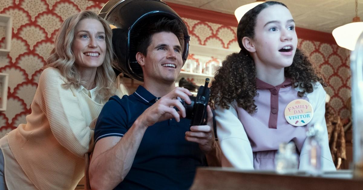 (L-R) Viv (Jessica Tuck), Nathan Brown (Robbie Amell) and Nevaeh (Chloe Coleman) 