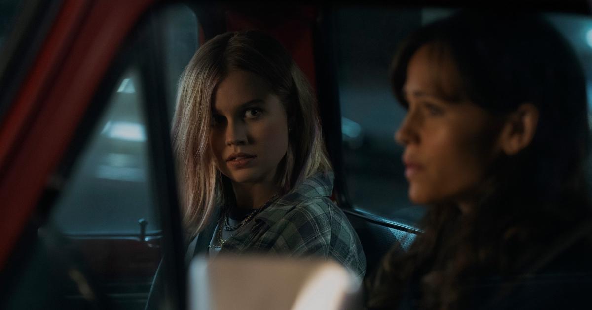 Bailey (Angourie Rice) and Hannah (Jennifer Garner) have a conversation in the car. 