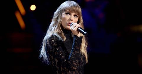Taylor Swift performs