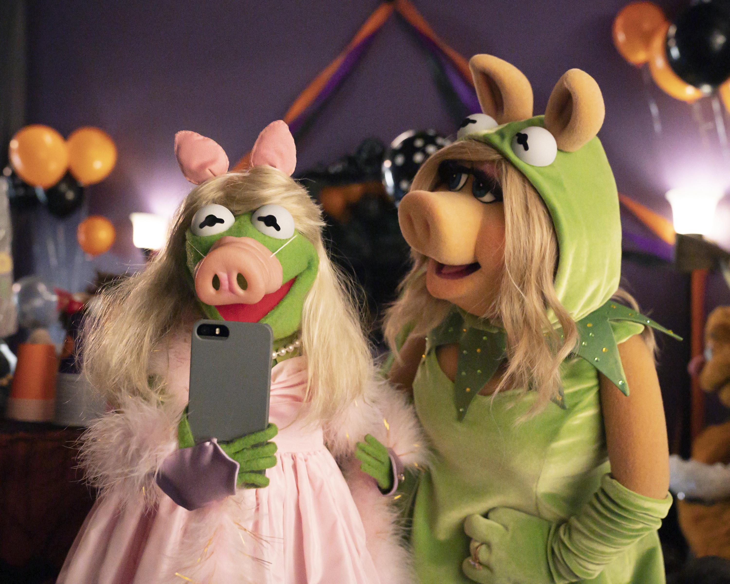 Kermit and Miss Piggy in 'Muppets Haunted Mansion'