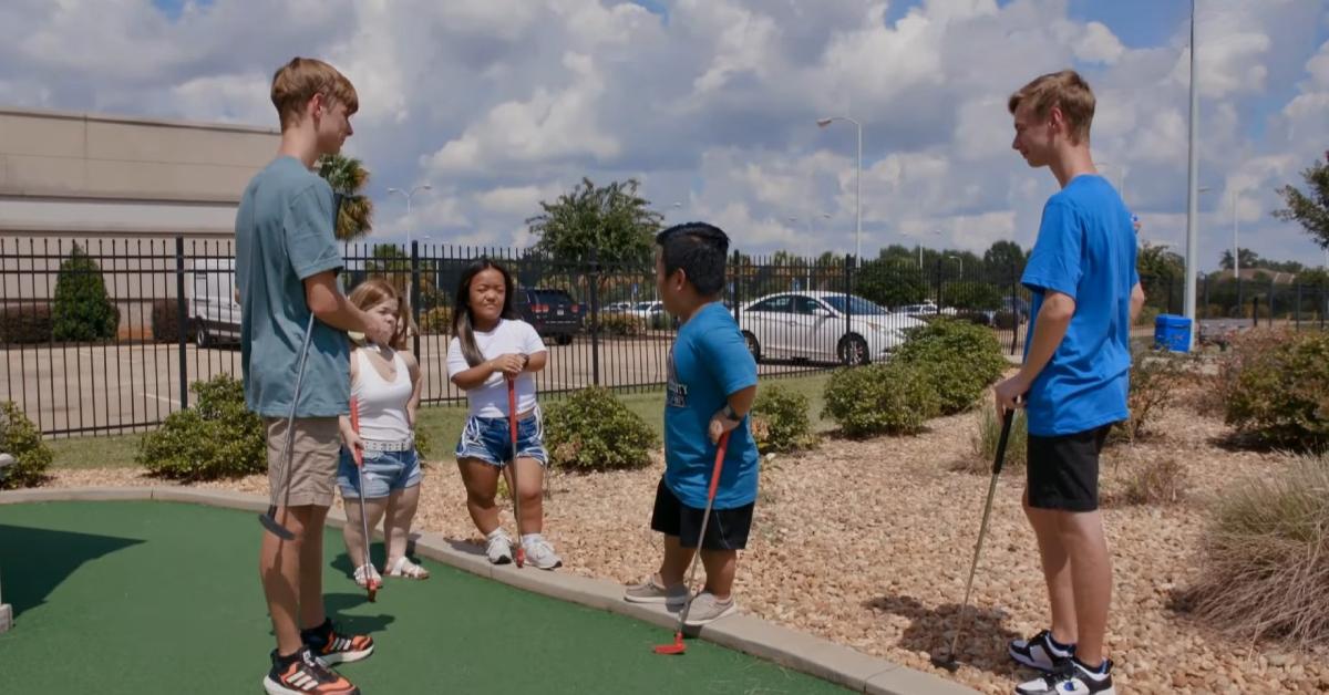 Alex and Emma play mini-golf with their friends Ella, Sean, and Ryan.