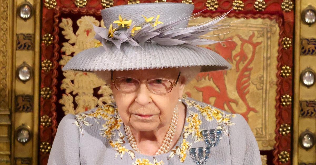 Queen insists on using sword to cut cake